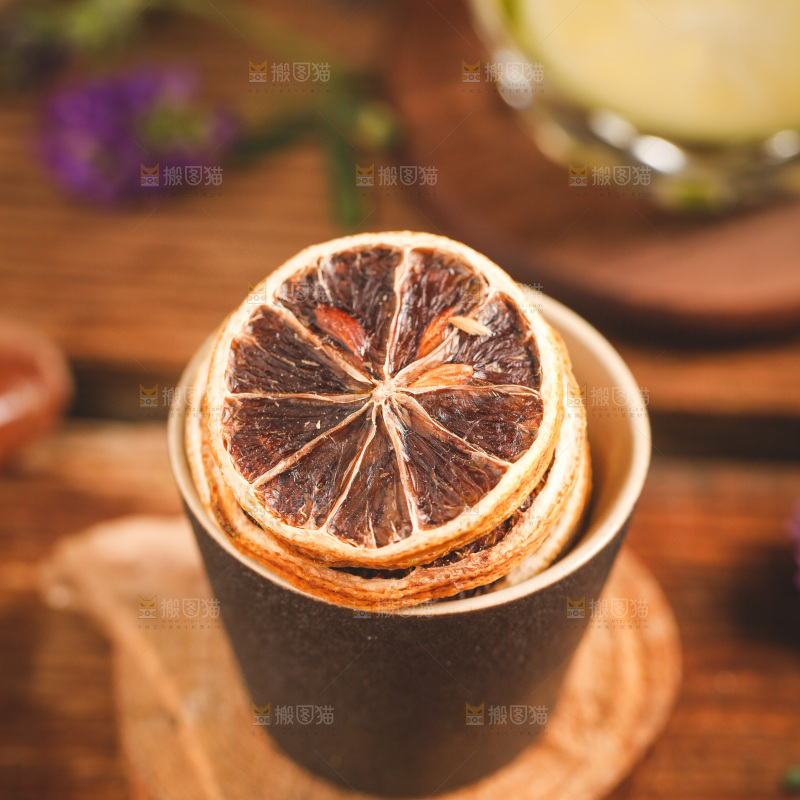 杯子里装着干柠檬片