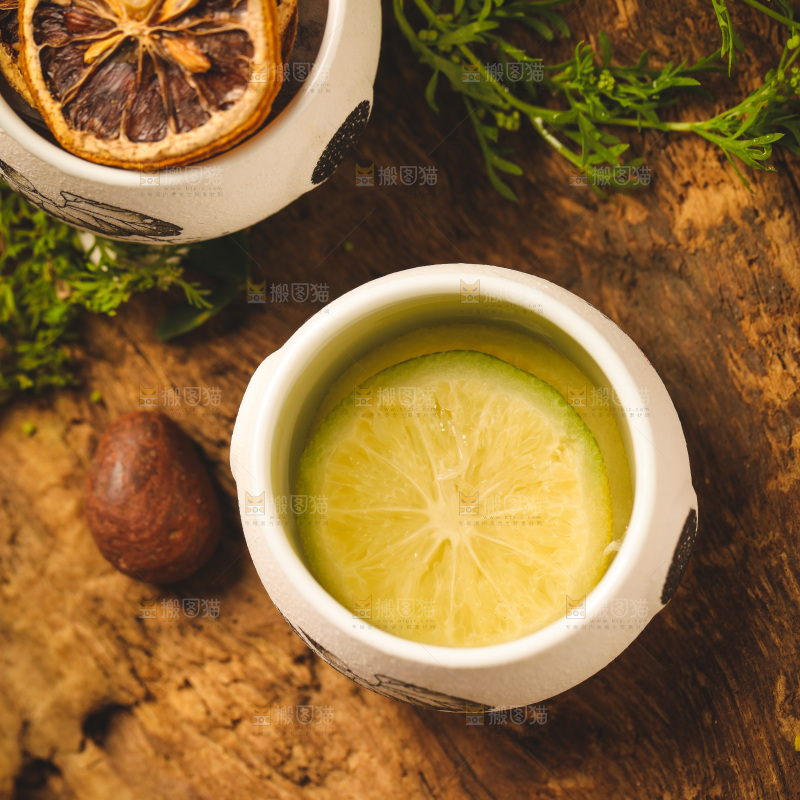 木底上放着一杯柠檬泡水