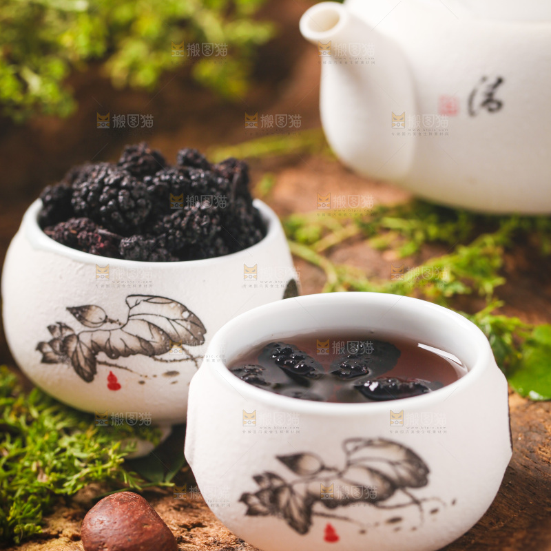 木底上放着一杯桑葚干泡水