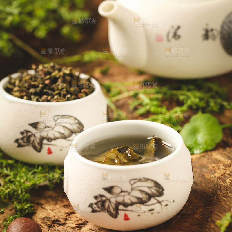 木底上放着一杯乌龙茶