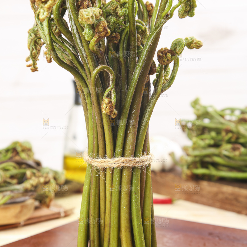 贵州蕨菜摆放在木板上