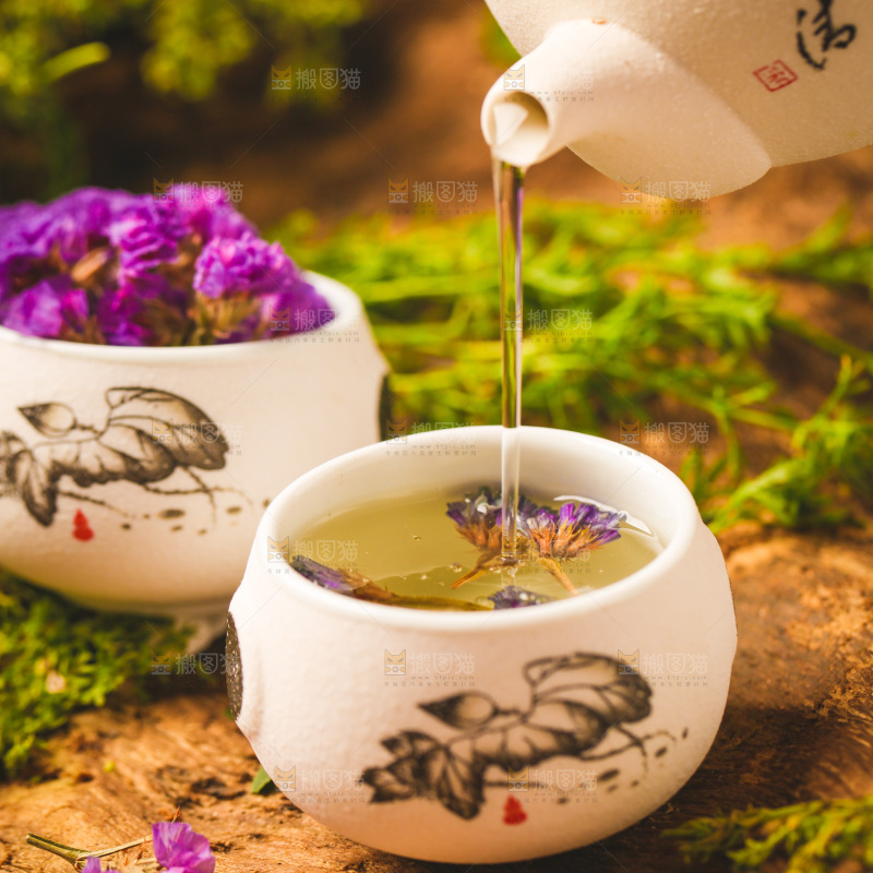 木底上放着一杯勿忘我花茶