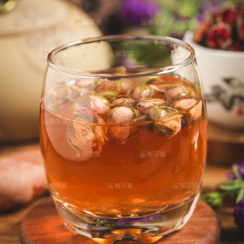 深底上放着一杯玫瑰花茶