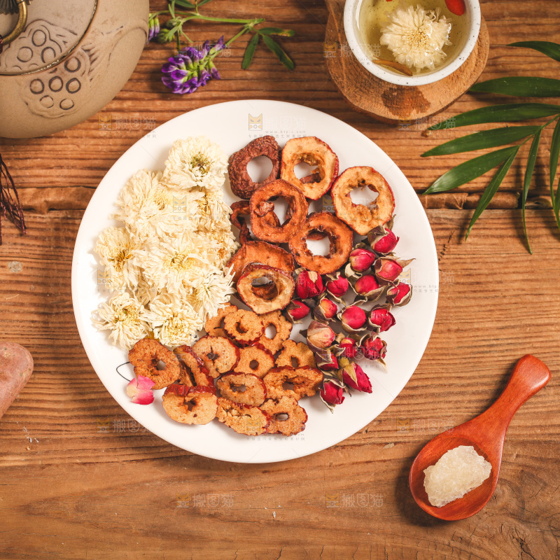 盘子里装着花茶食材