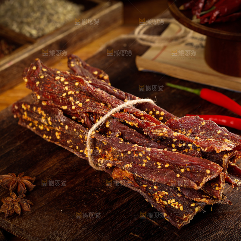 木底上放着麻辣牛肉干
