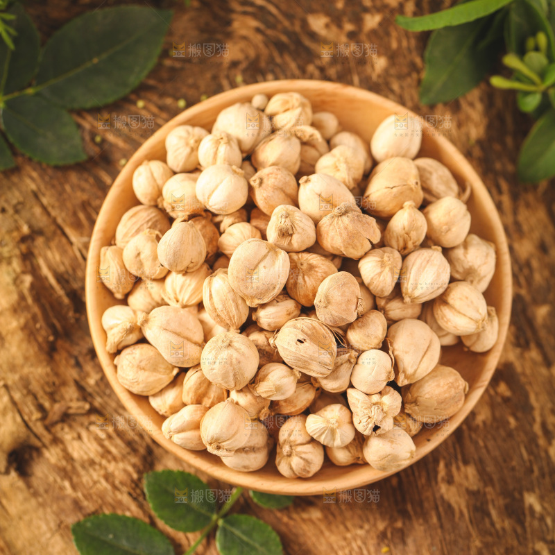 盘子里装着白豆蔻