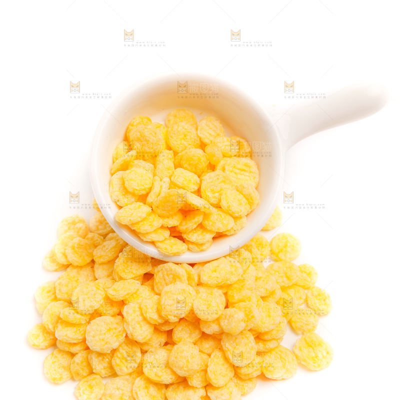 白底上摆放着玉米片