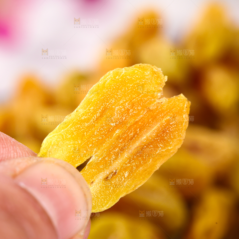 手里拿着葡萄干