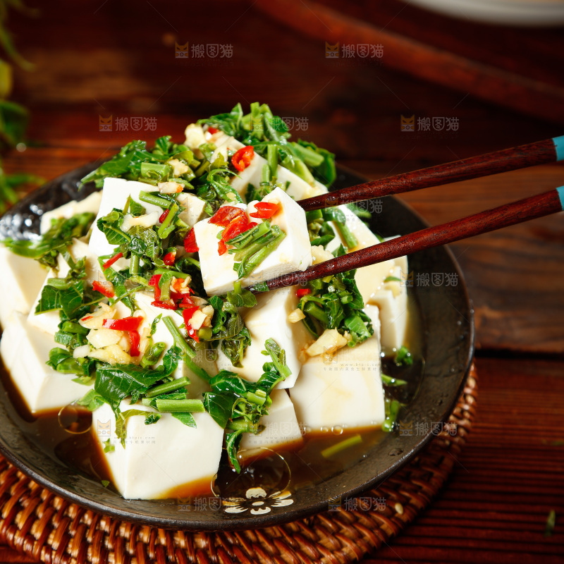 筷子上夹着豆腐