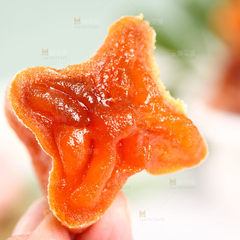 手里拿着糖心柿饼