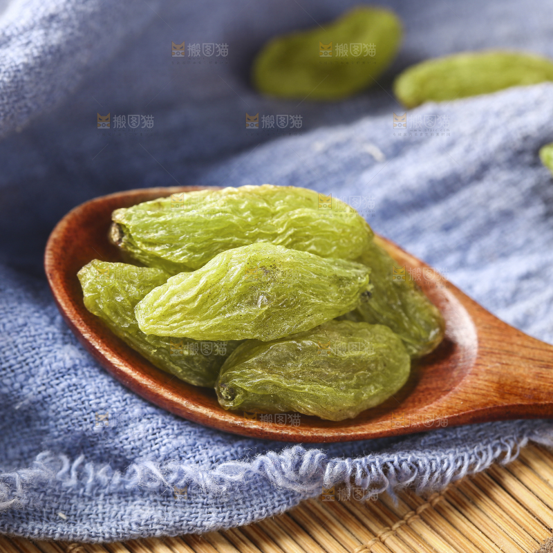 勺子上舀着葡萄干