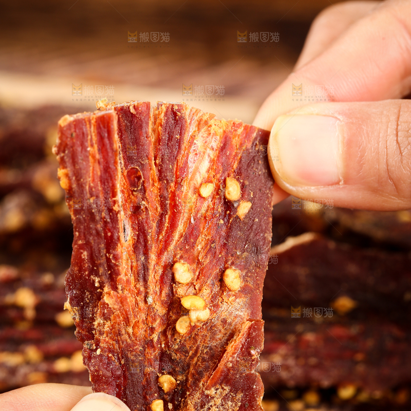 手撕着牛肉干