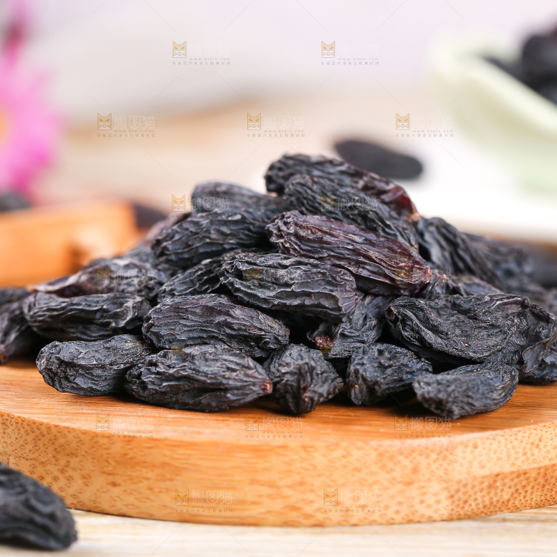 木板上放着一堆黑加仑葡萄干