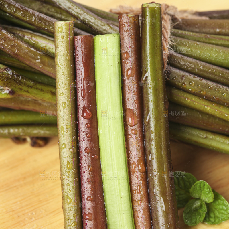 木底上放着野生蕨菜