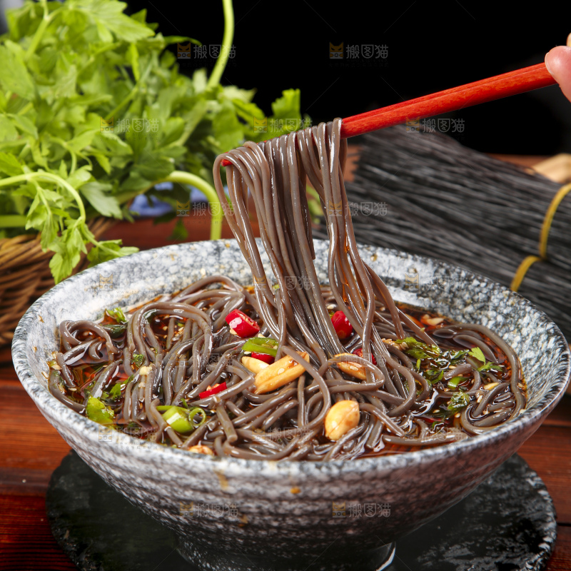 筷子上夹着蕨根粉