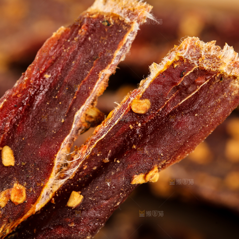 手里拿着手撕牛肉干