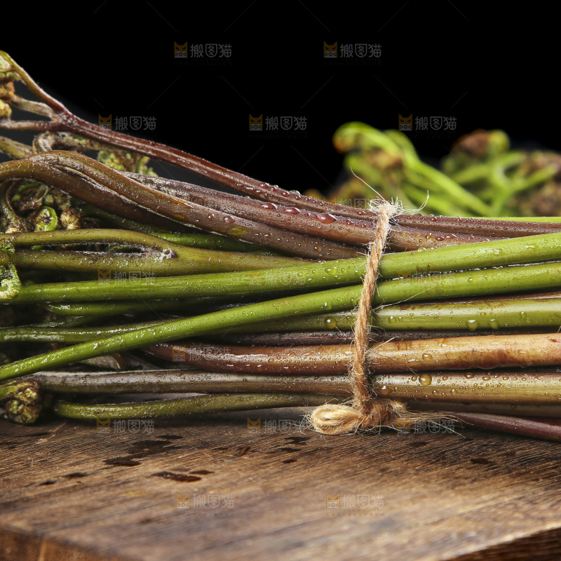 木底上放着贵州蕨菜