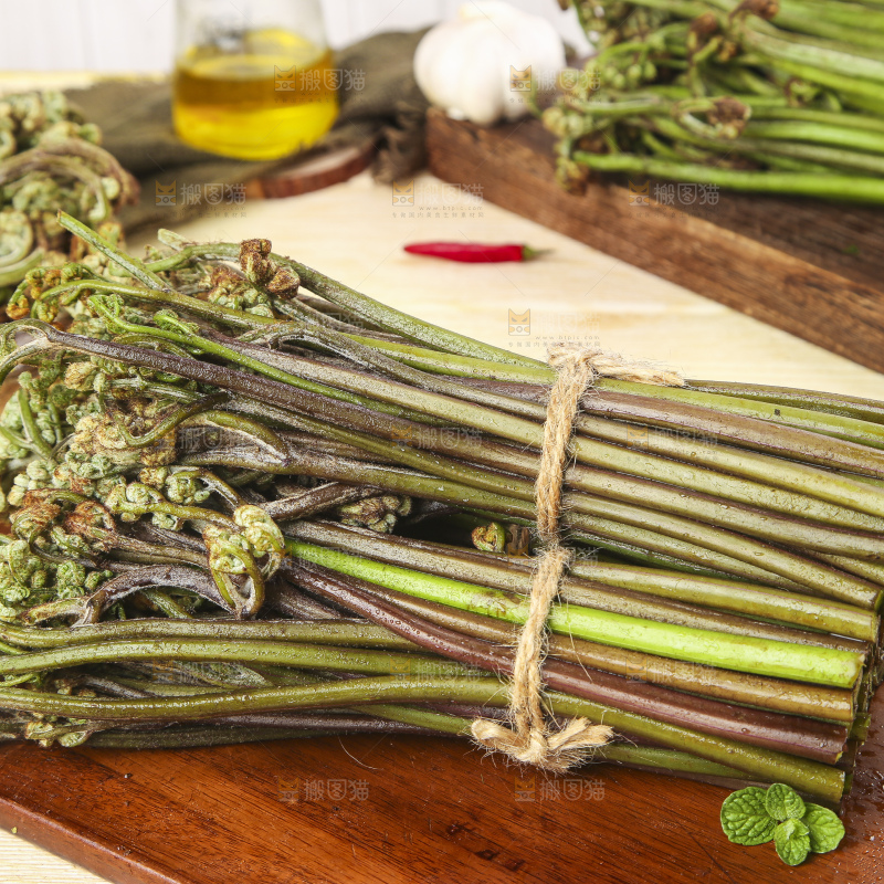 木板上一堆蕨菜