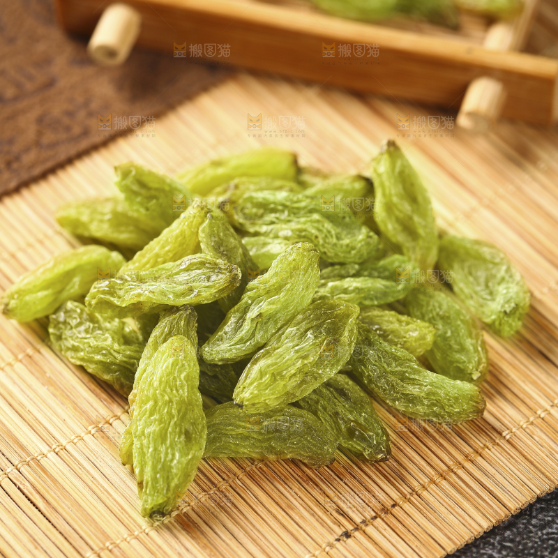 竹底上放着一堆绿香妃葡萄干