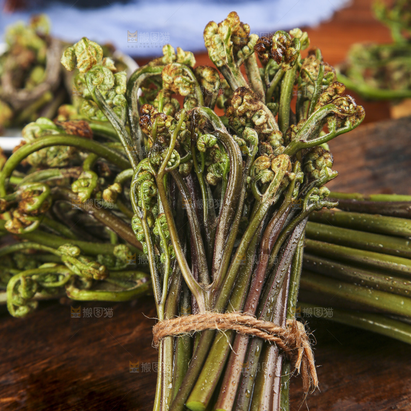 木底上放着贵州蕨菜