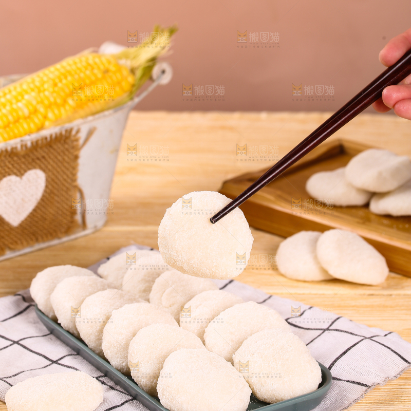 筷子上夹着糍粑