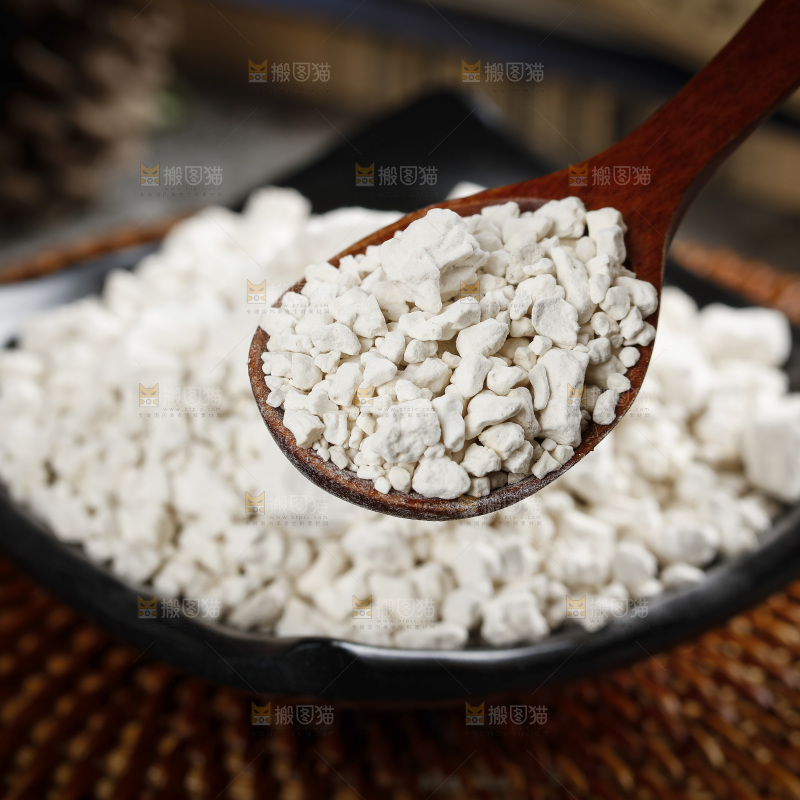 勺子上舀着淀粉