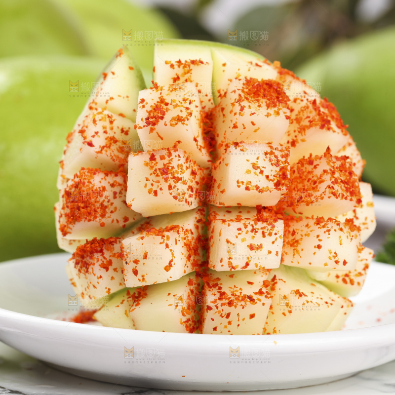 盘子里蘸辣椒的酸芒