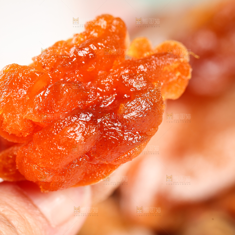 手中里拿着糖心柿饼
