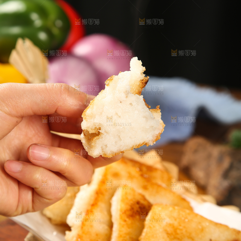 手里拿着糍粑