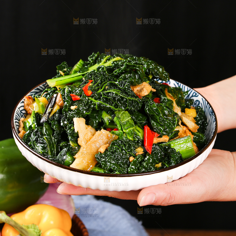 手里端着一盘肉炒泡泡青