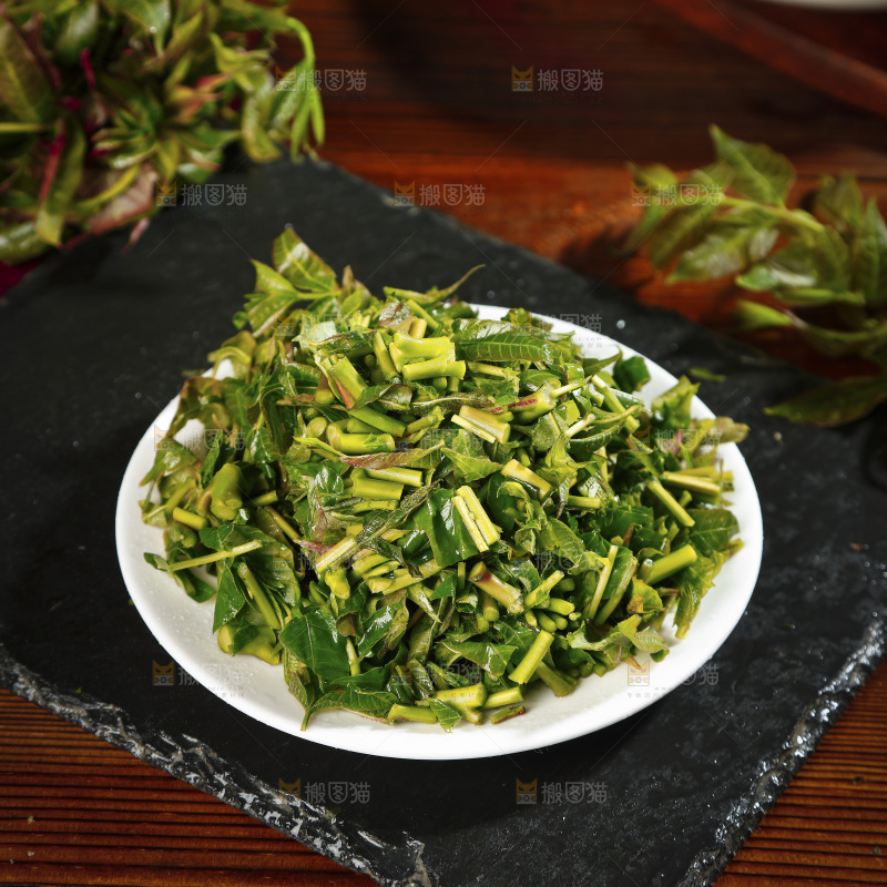 黑石板上摆放着一盘香椿