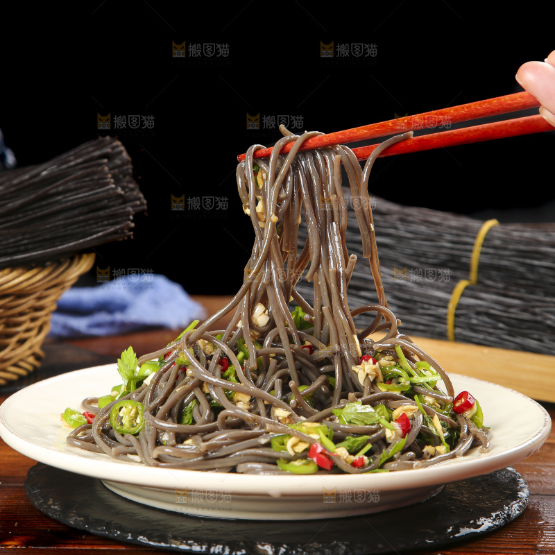 筷子上夹着香辣蕨根粉