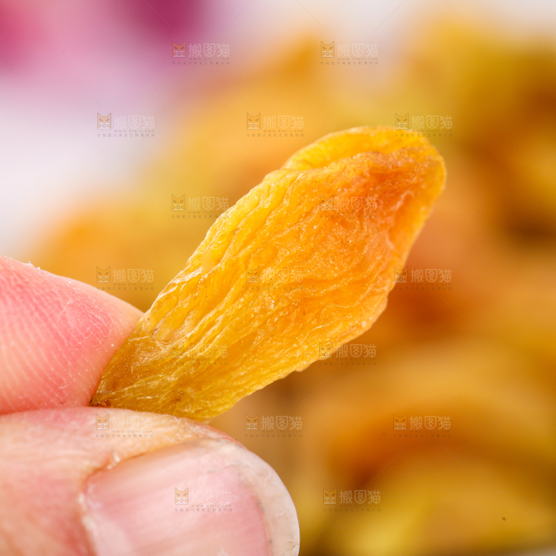 手里拿着葡萄干