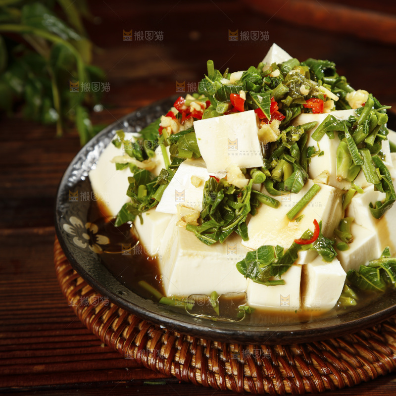 藤垫上放着一盘香椿拌豆腐