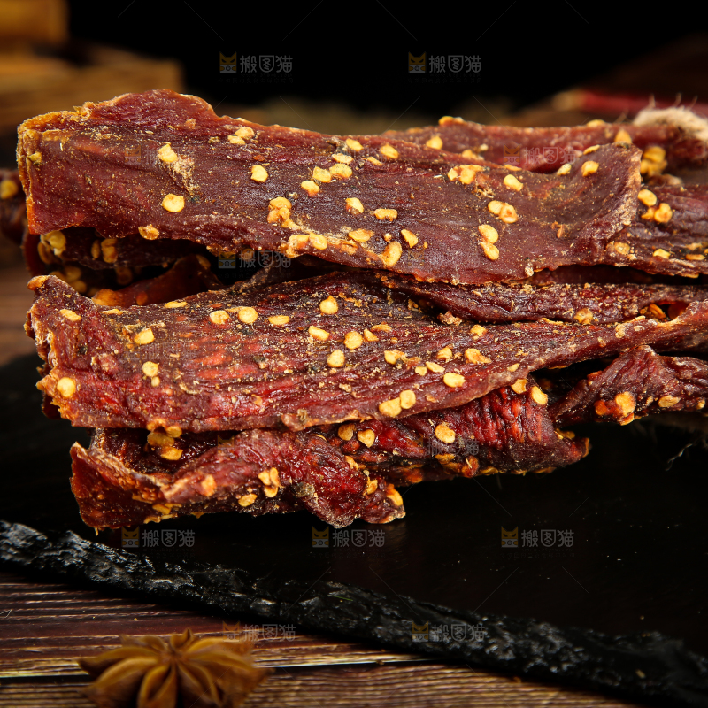 黑底上摆放着风干牛肉干