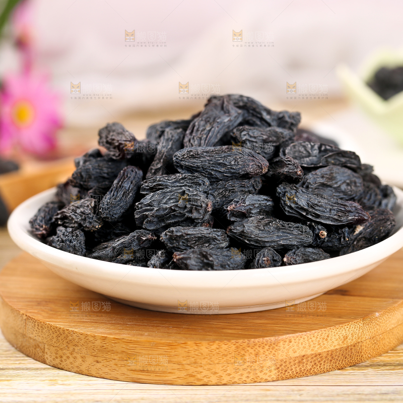 一盘黑加仑葡萄干