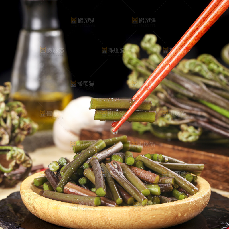 筷子上夹着蕨菜