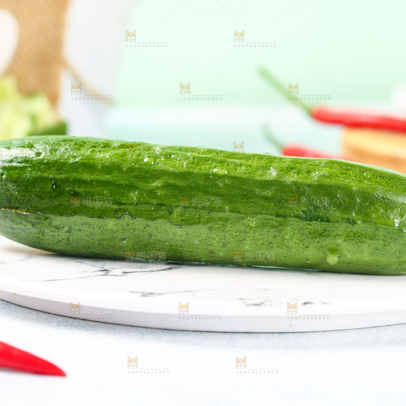 盘子里的水果小黄瓜