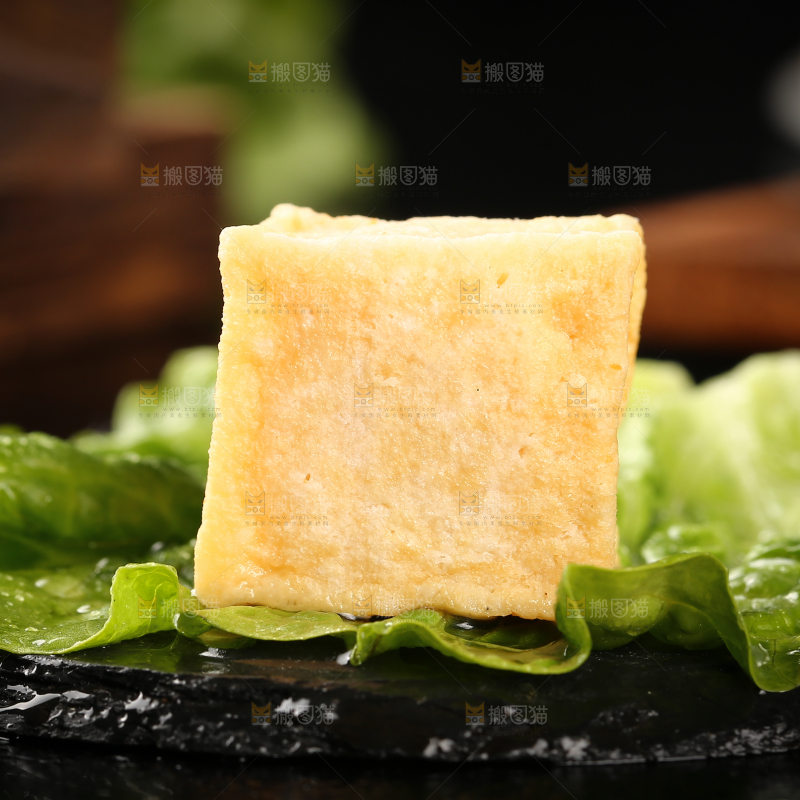 菜叶上摆放着鱼豆腐