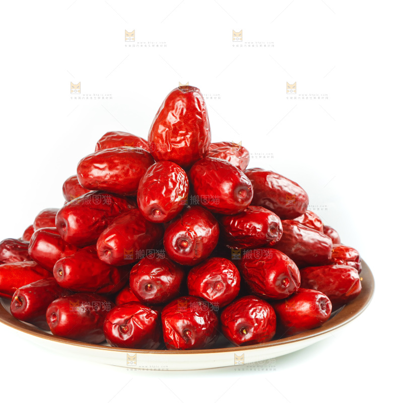 一盘和田红枣摆放在白底上