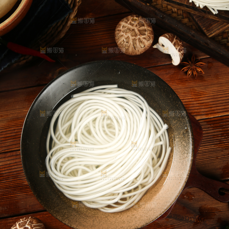 木底上一碗泡发过的土豆粉条