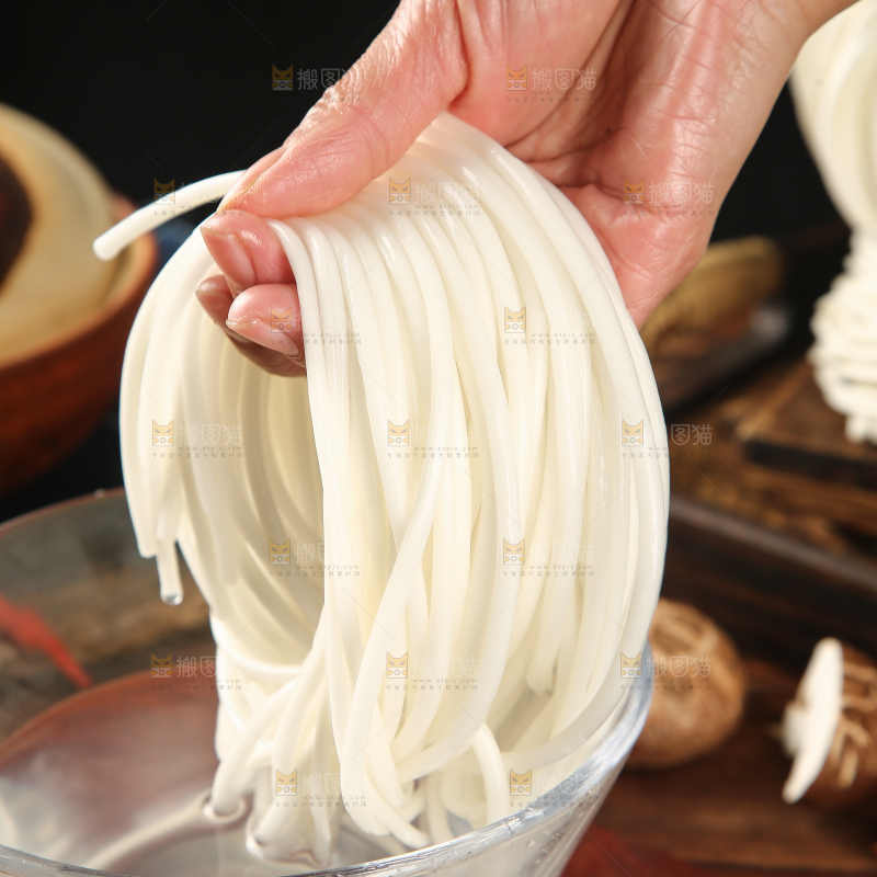 手里拿着泡发过的土豆粉