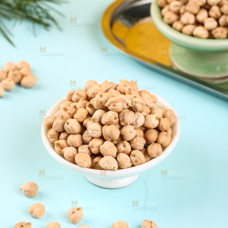 浅蓝底上放着一盘生鹰嘴豆