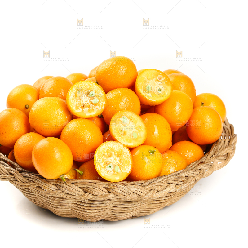 一篮融安小金桔摆放在白底上