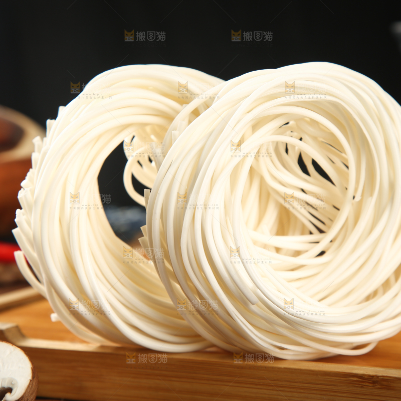 木盘里放着土豆粉