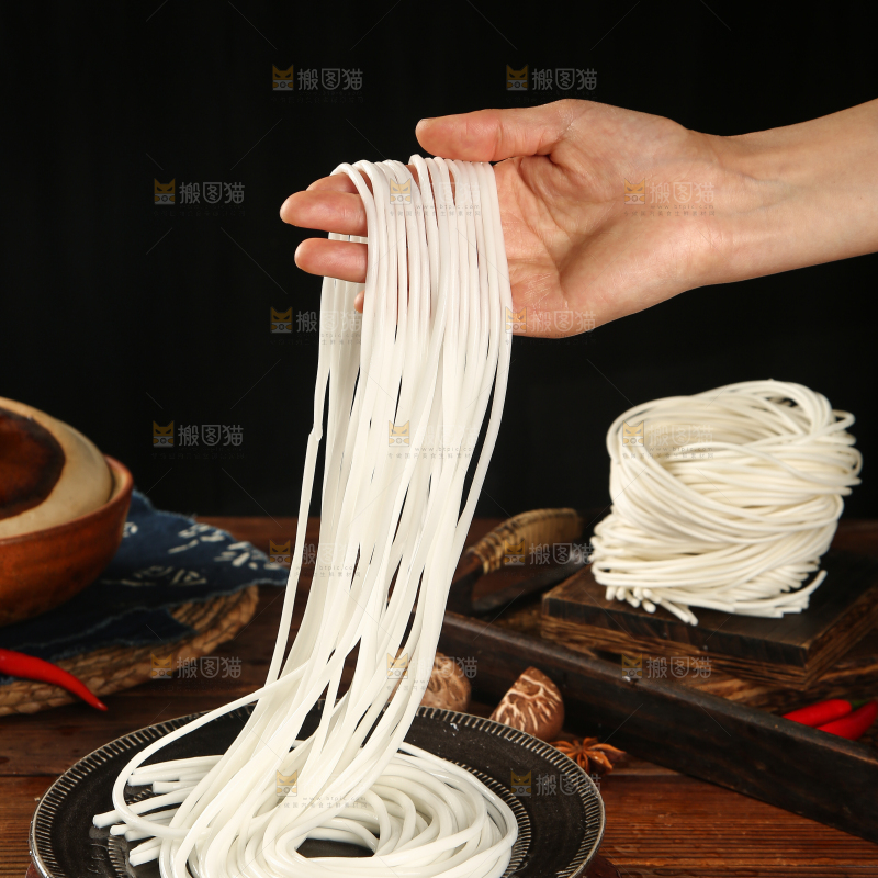 手里拿着泡发过的土豆粉