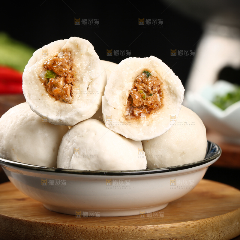 木板上放着一盘鱼丸