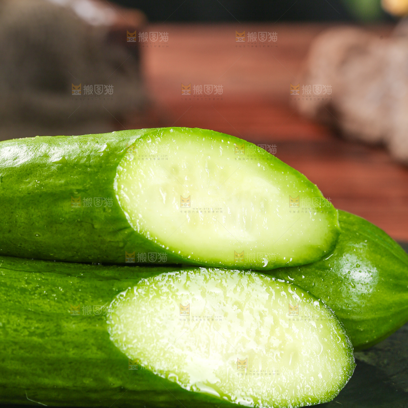黑石板上摆放着水果小黄瓜