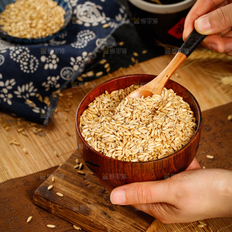手里端着一碗燕麦米