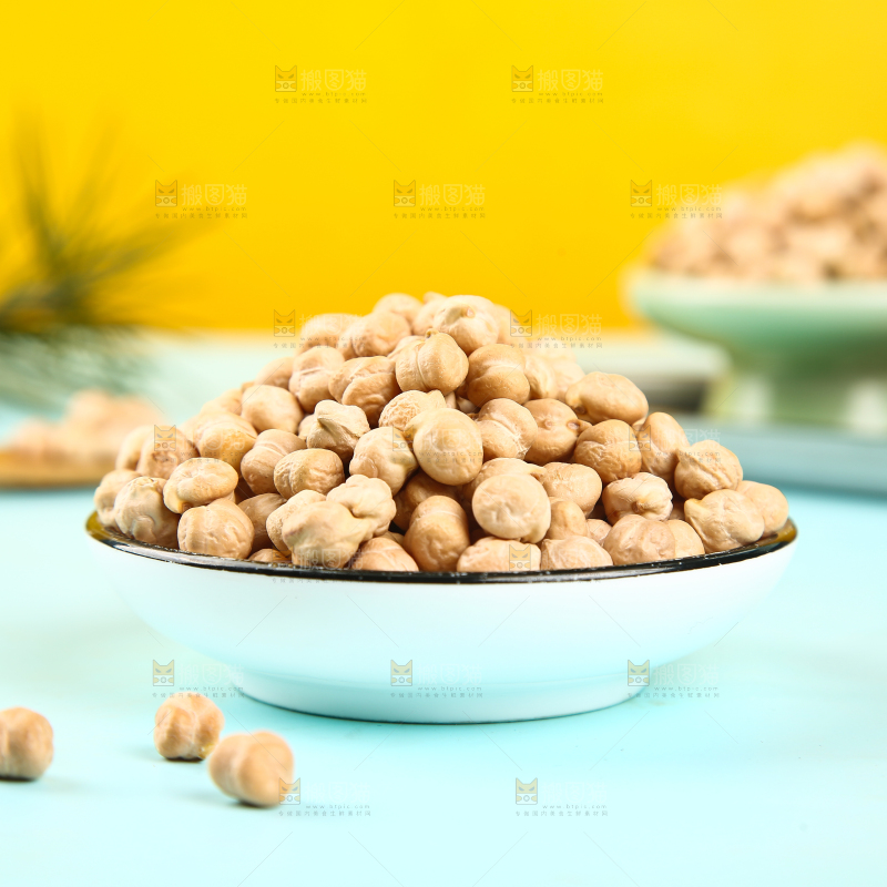 浅蓝底上放着一盘生鹰嘴豆